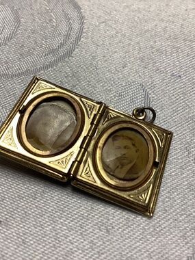 PHOTO PENDANT OPENS 2 PEOPLES PHOTOS INSIDE RARE ONE !!!!GOLD FILLED